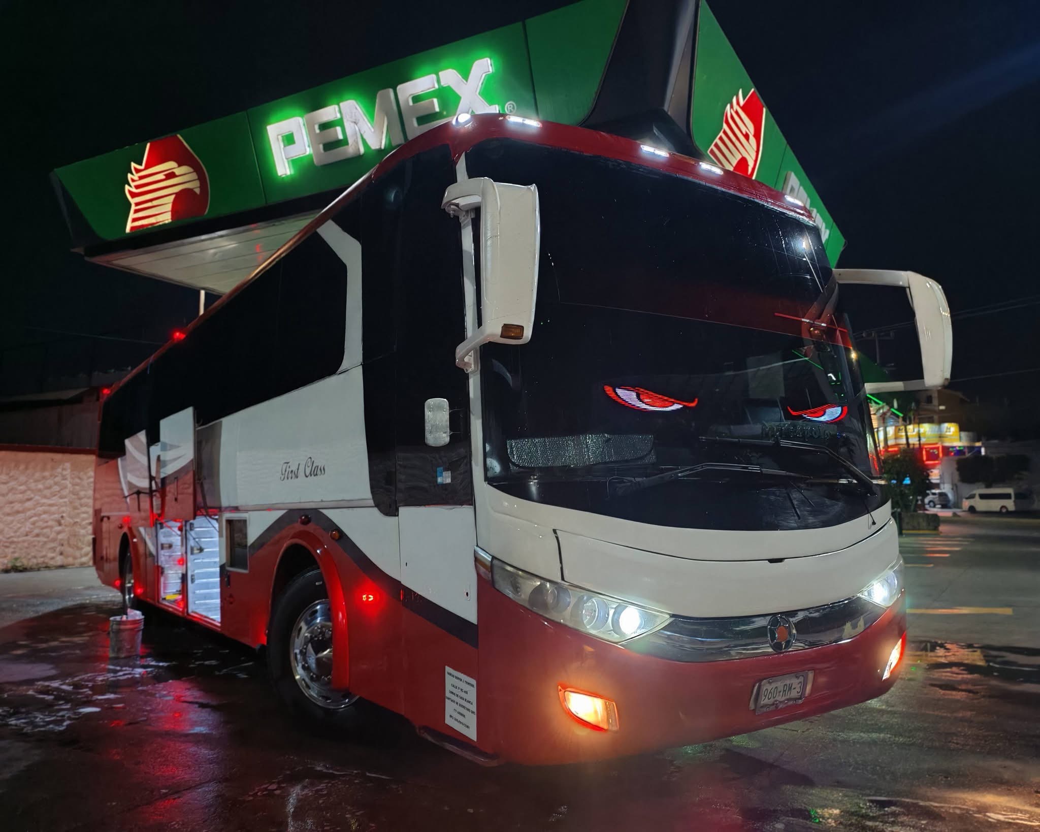 Autobús Aventour en gasolinera