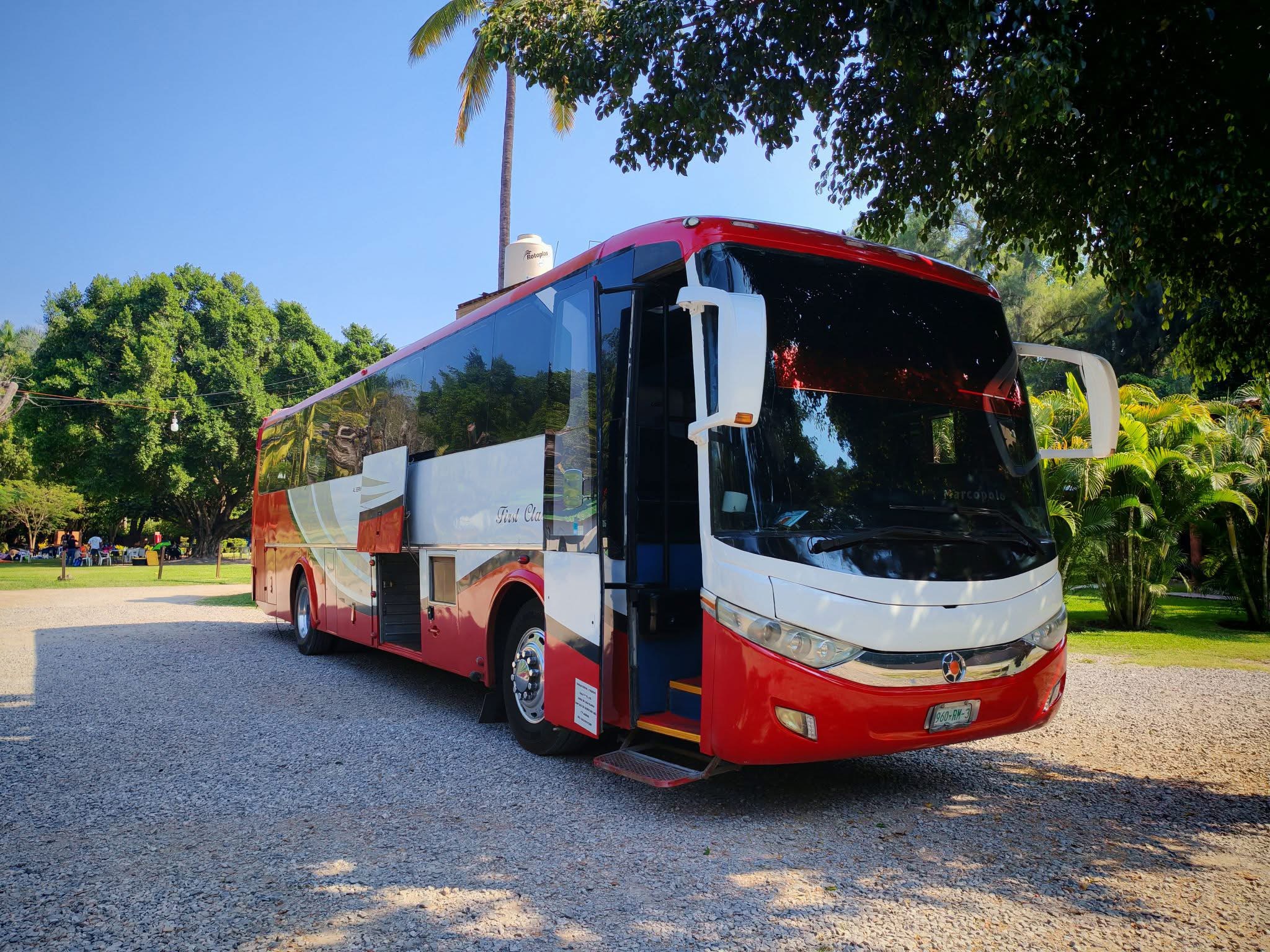 Autobús Aventour en jardín