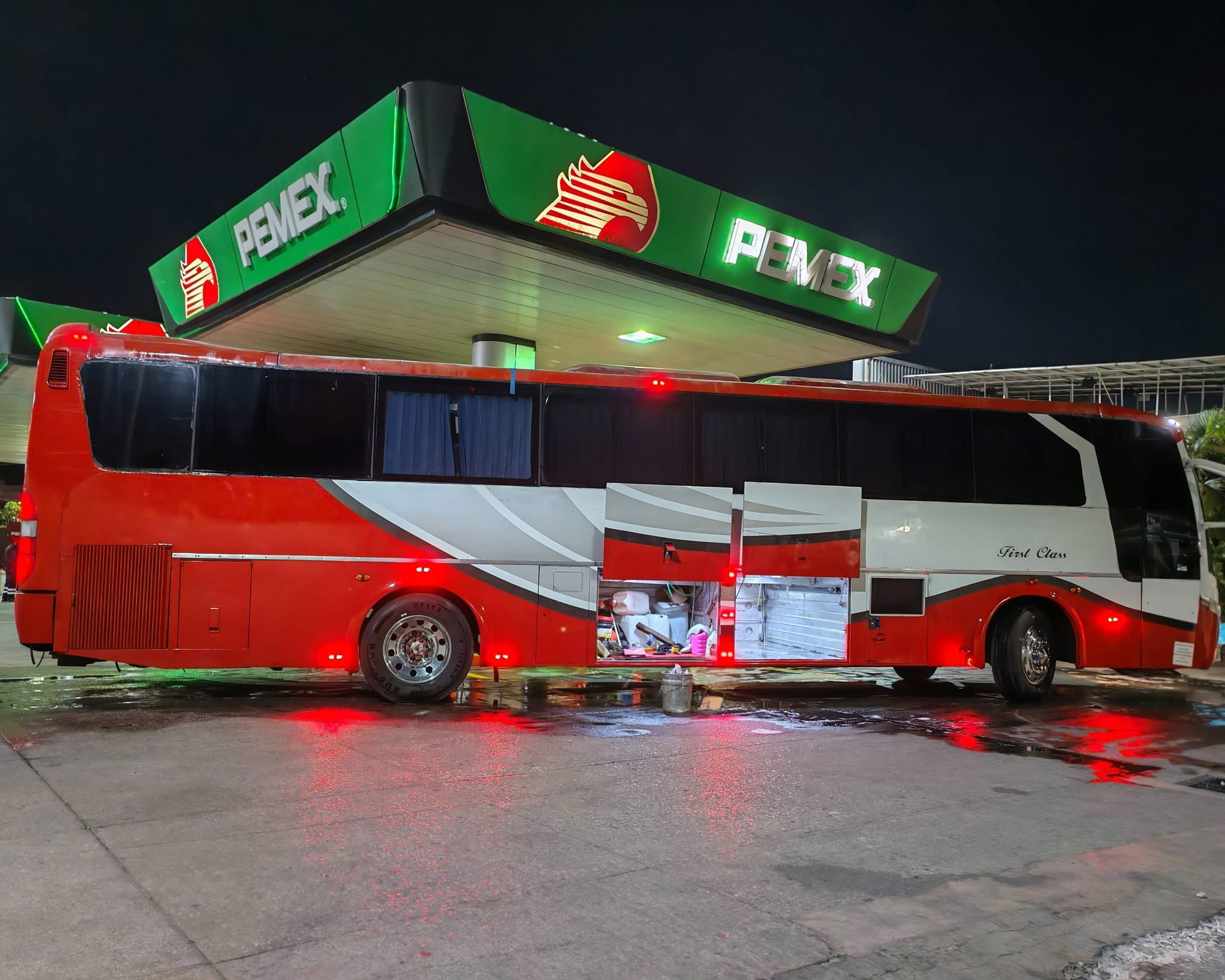 Autobús Aventour de noche